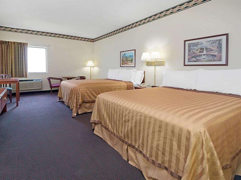 Travelodge By Wyndham St. Louis Berkeley Εξωτερικό φωτογραφία