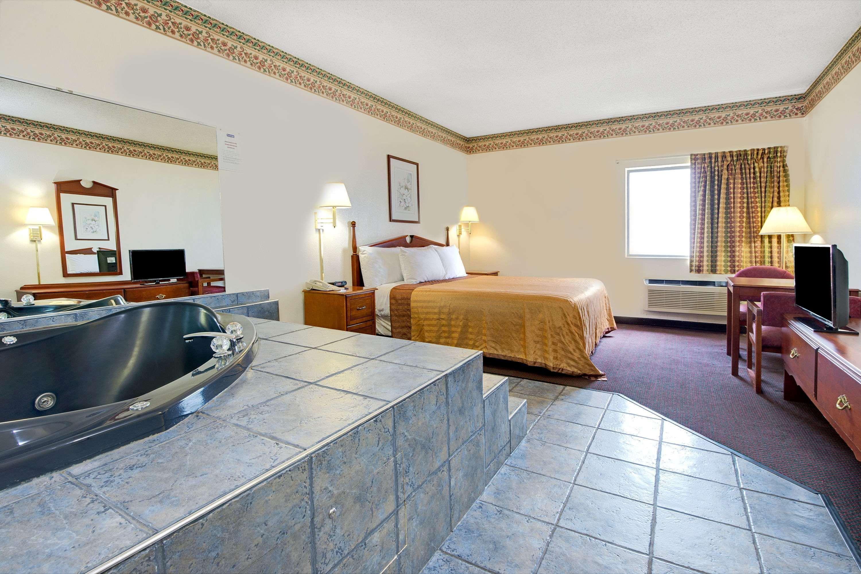 Travelodge By Wyndham St. Louis Berkeley Εξωτερικό φωτογραφία