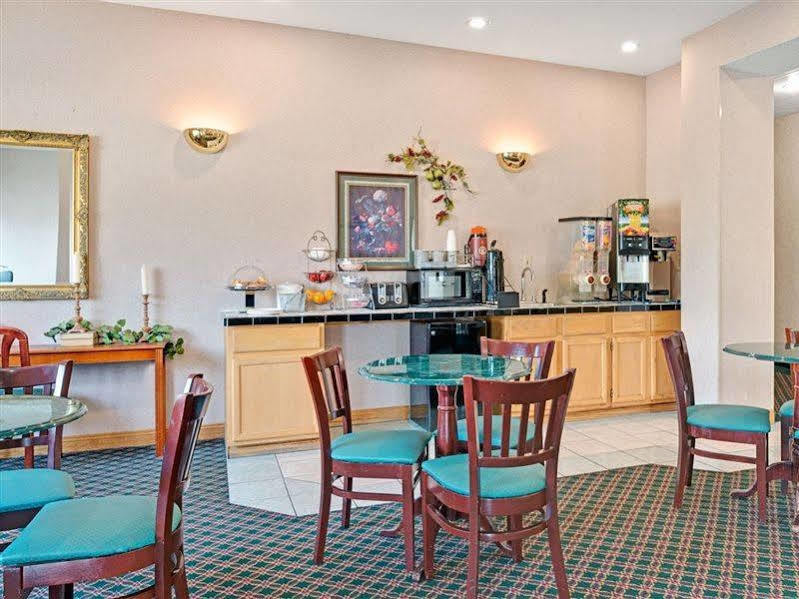 Travelodge By Wyndham St. Louis Berkeley Εξωτερικό φωτογραφία