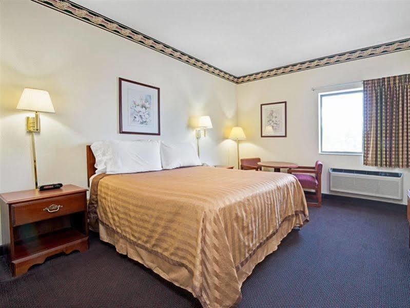 Travelodge By Wyndham St. Louis Berkeley Εξωτερικό φωτογραφία